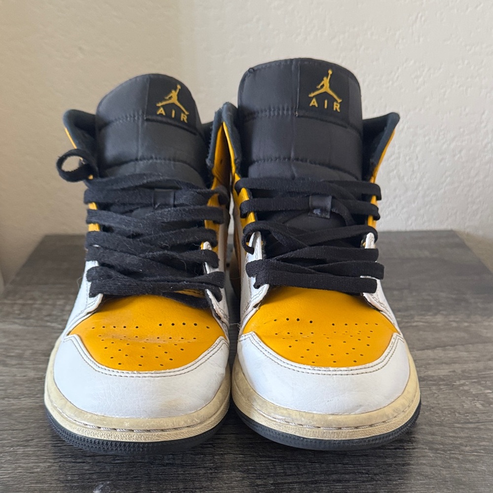 Jordan 1 Mid university gold